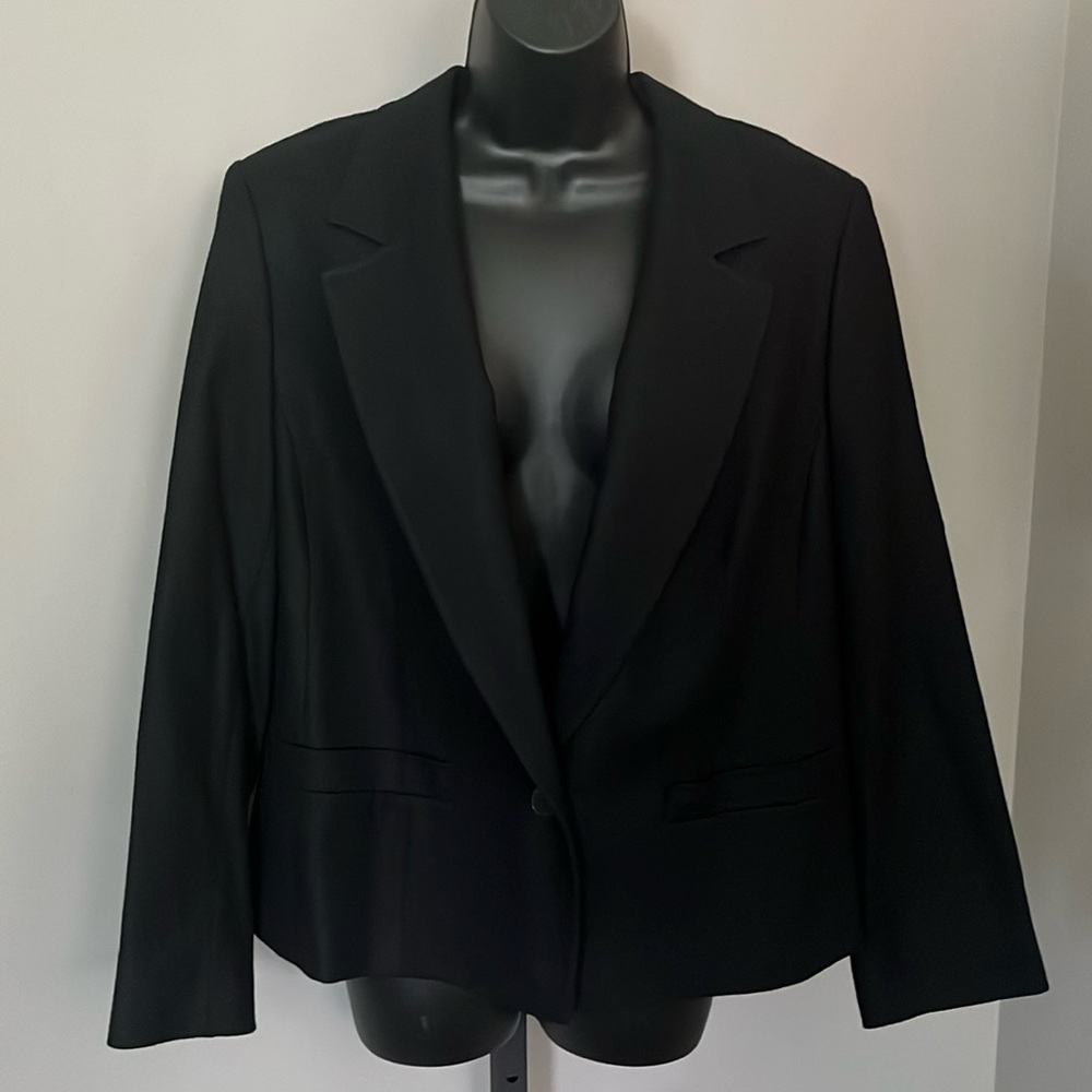 Pendleton Black Blazer with Notched Lapel and Structured Silhouette